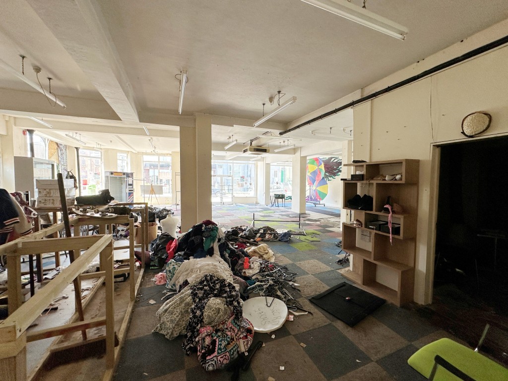 Lot: 57 - COMMERCIAL UNIT WITH LONG LEASE - Retail floor area